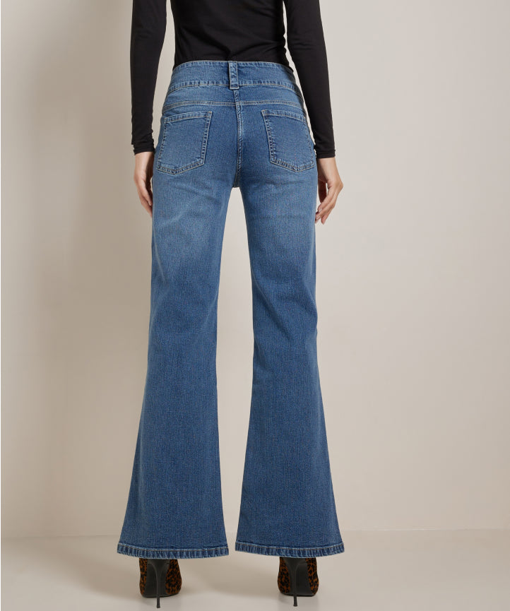 Weite Stretchjeans mit Knöpfen