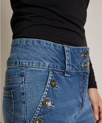 Weite Stretchjeans mit Knöpfen